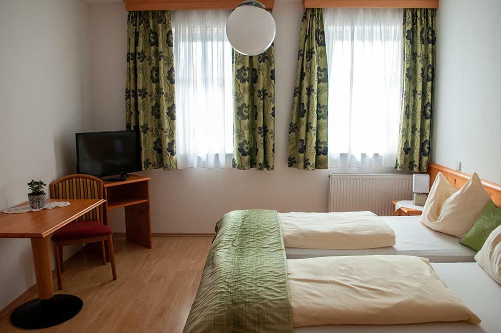 Pension Hiesel-Villa Untersbergblick Anthering Luaran gambar